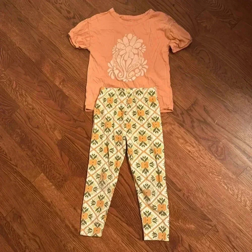 Girls size 8 leggings and tee